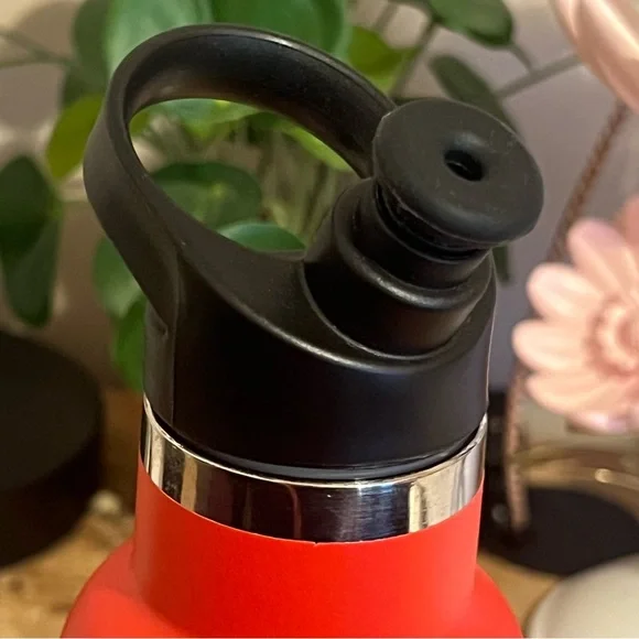 PELOTON VIBRANT RED INSULATED WATER BOTTLE 18 OZ - Picture 3 of 5